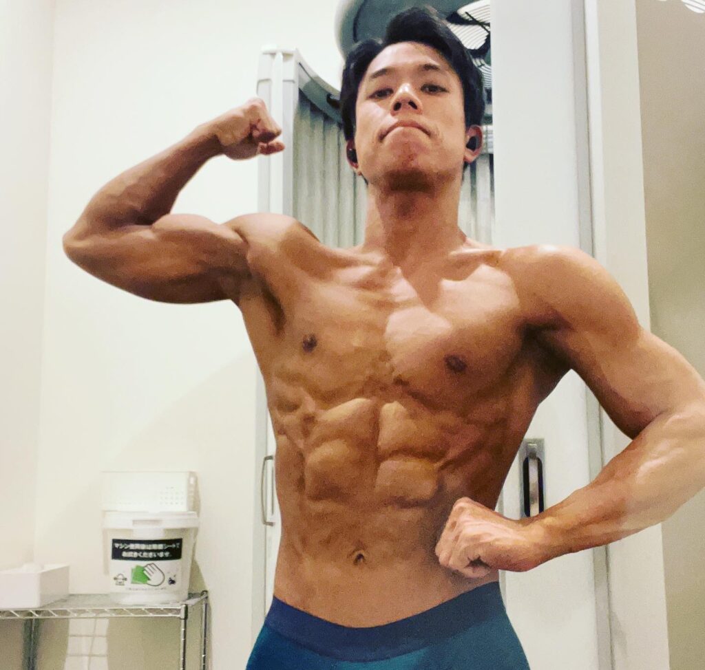 ポージングでダイエット効果を確認する私