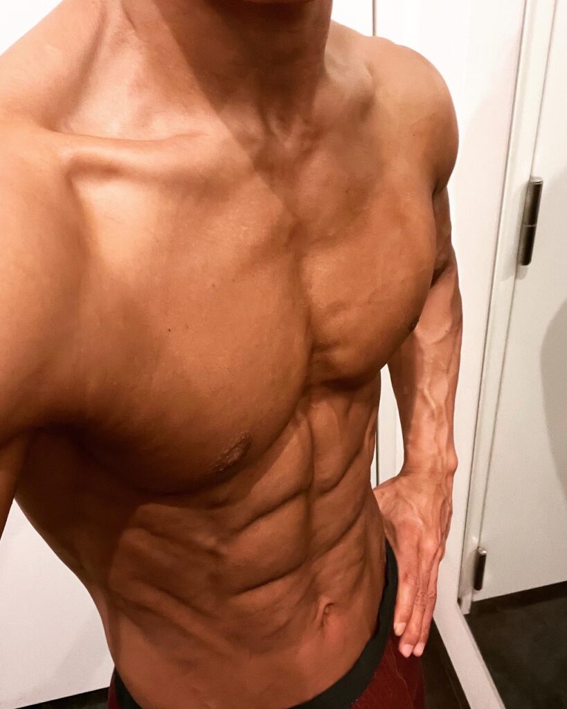 筋肉質な男性の正面姿