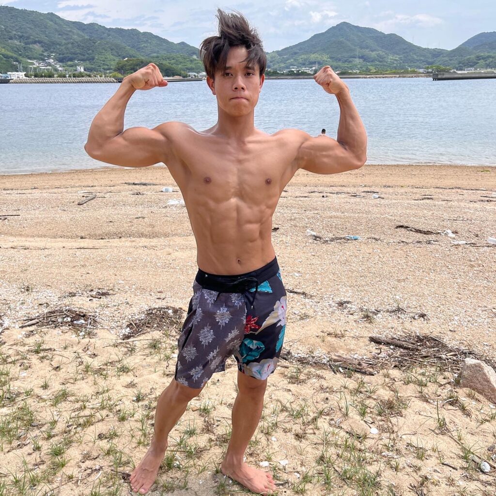 ダイエットの失敗を乗り越え、ビーチで筋肉ポーズを決める私