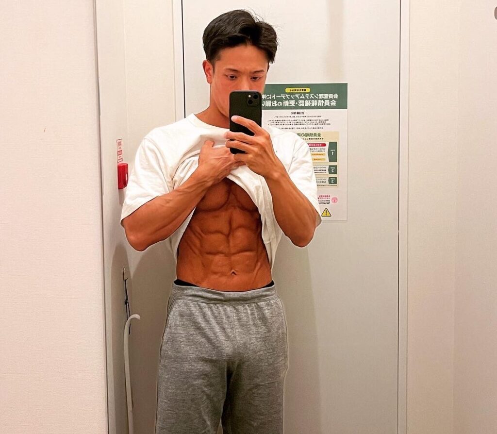 ジム更衣室の鏡で、ボディチェックする私