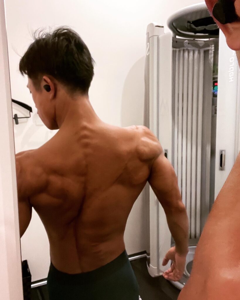 背中の筋肉を確認するポージング