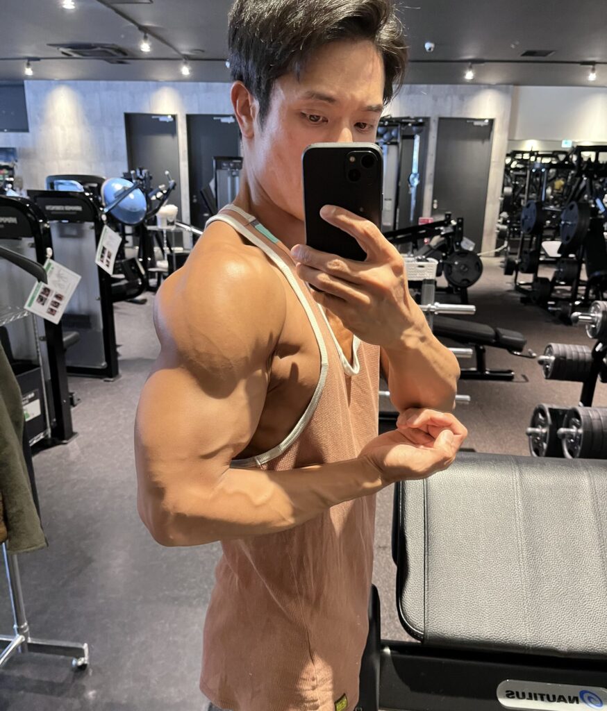 鏡の前で三角筋肉ポーズをとる私