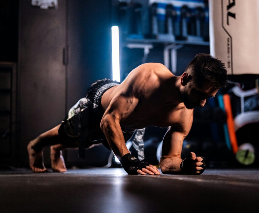 プランクで腹筋を鍛える男性