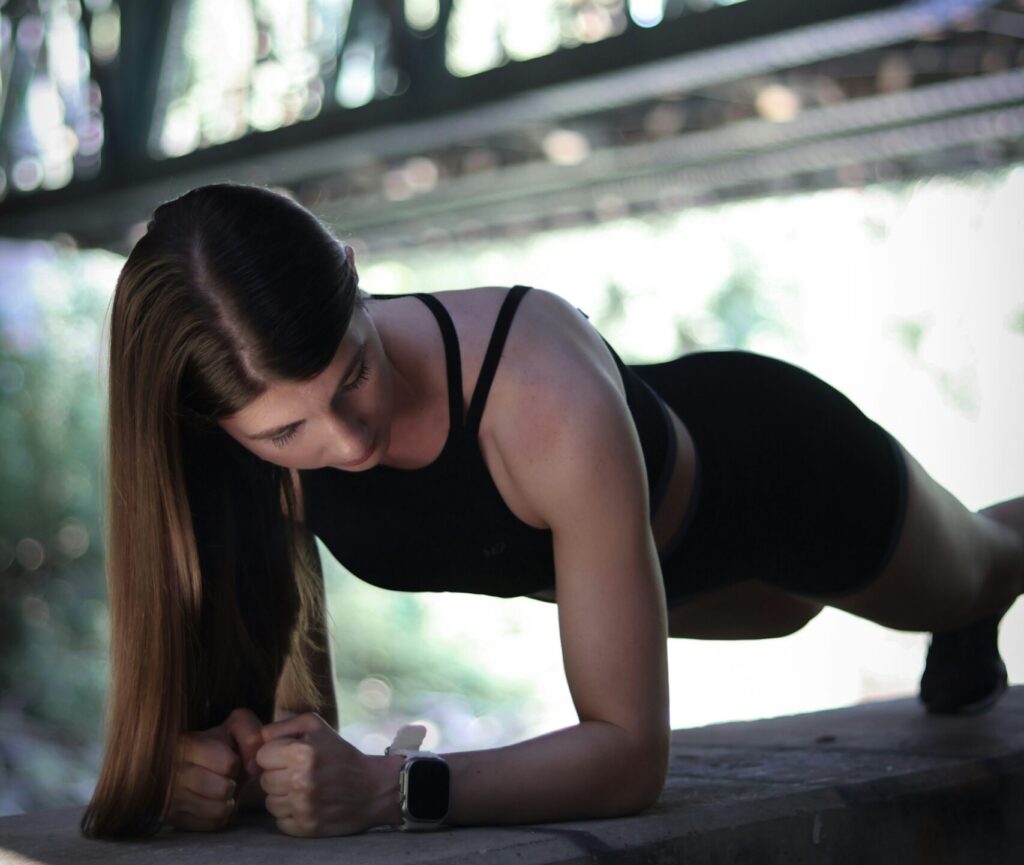 プランクで効率よく腹筋を鍛える女性