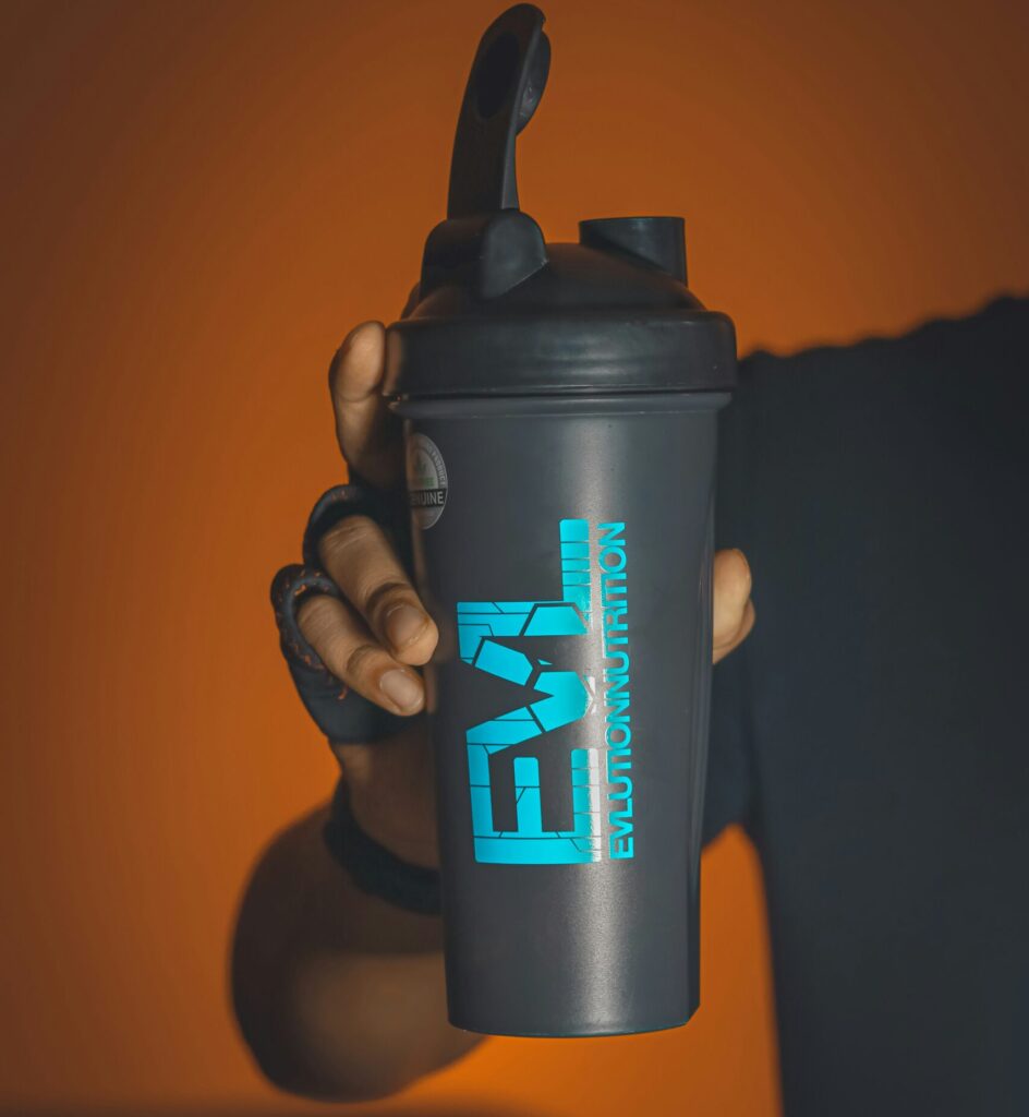 プロテインシェイカーを持つ男性の手