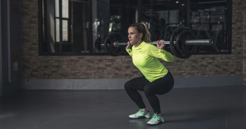 スクワットで効率よく賈範氏を鍛える女性