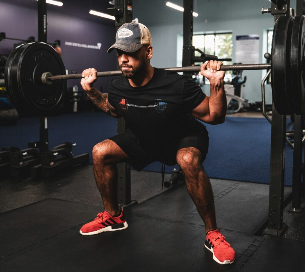 スクワットをする男性