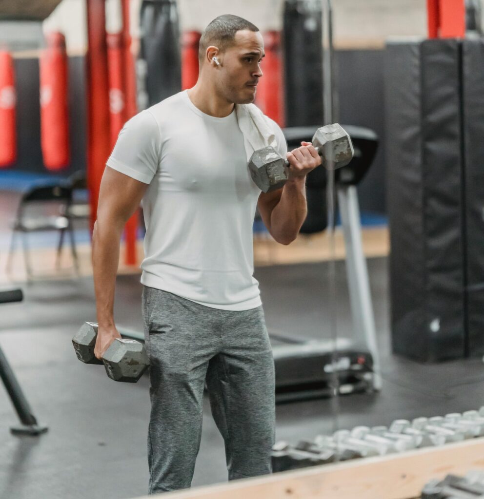 ダンベルカールをする男性