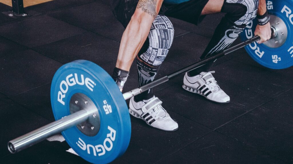 デッドリフトをする男性