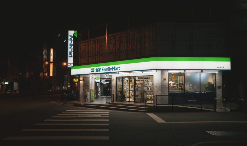 夜のファミリーマートの風景