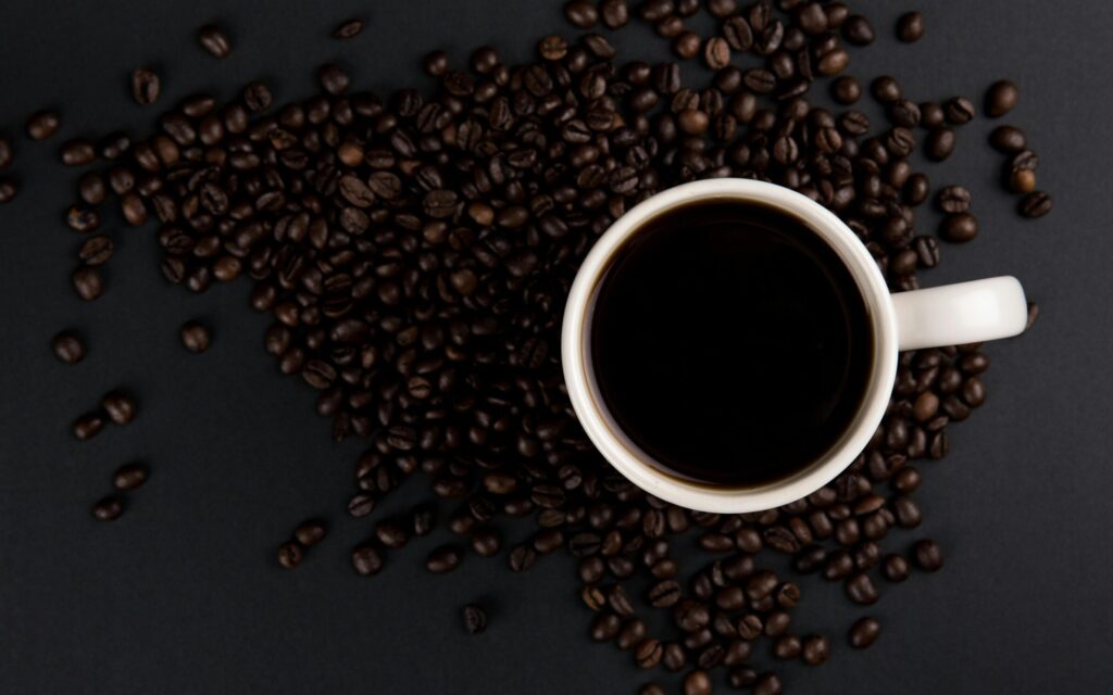 散らばったコーヒー豆とコーヒー