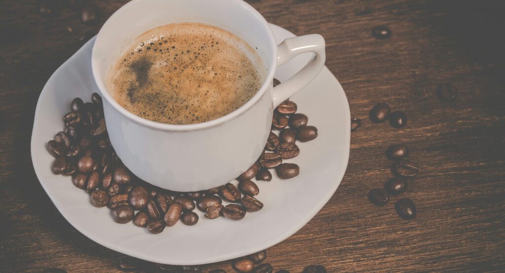 コーヒーが入ったカップとコーヒー豆